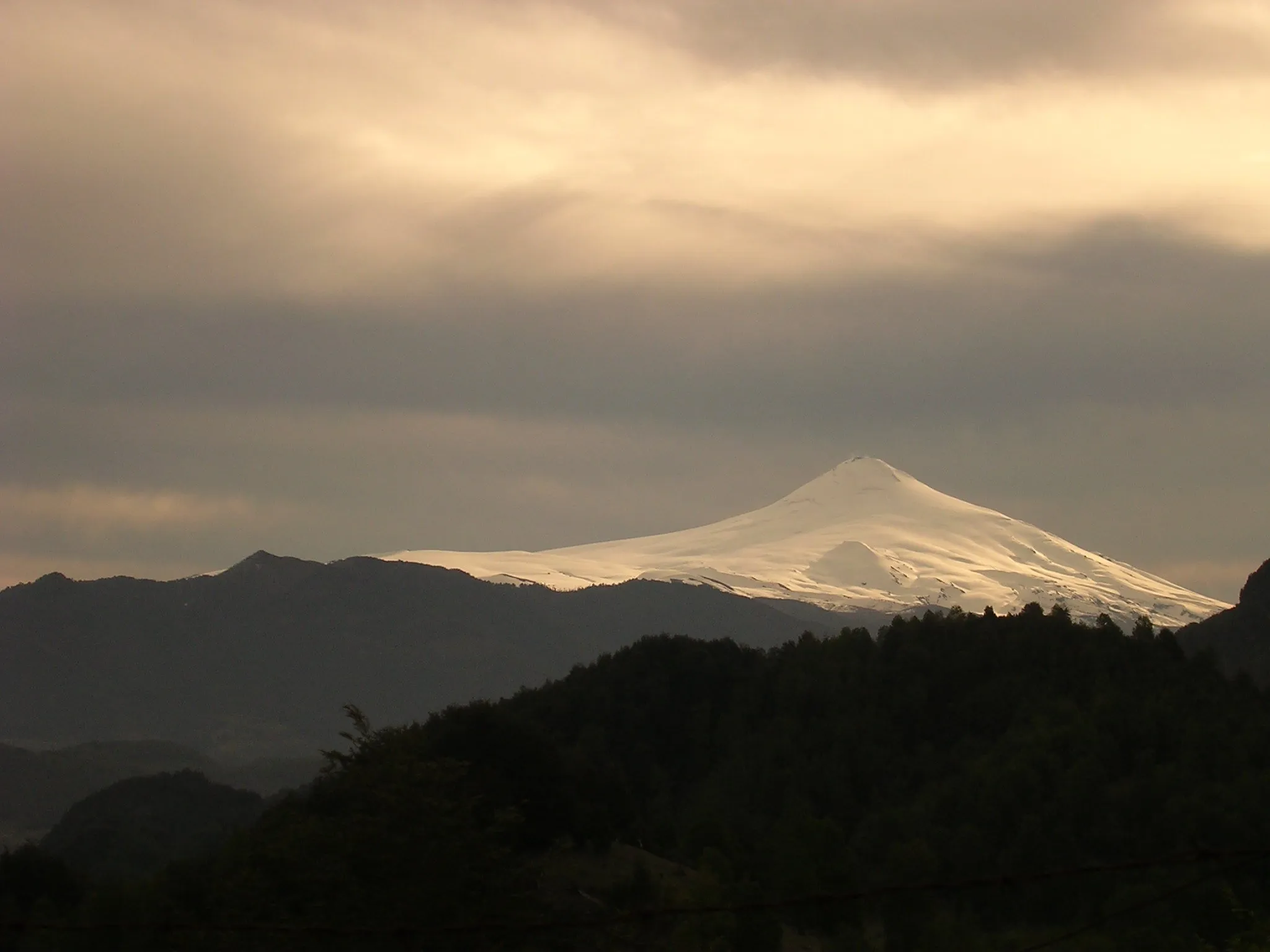 El volcán Villarrica desde el camino a Panqui.