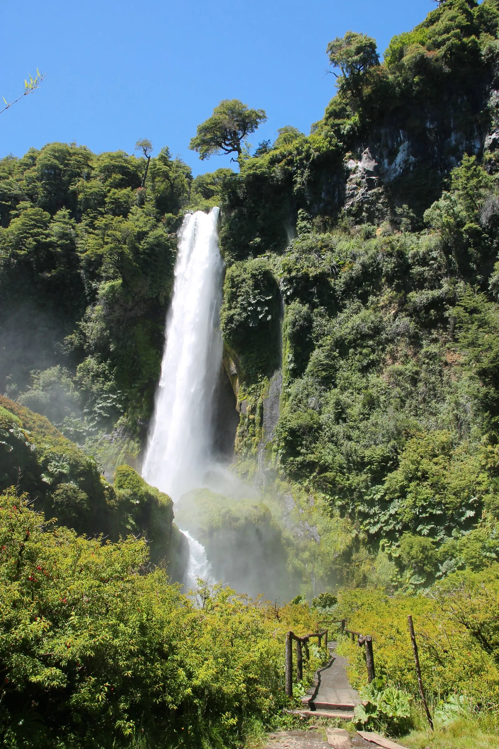 Salto El León, de 95 m, frente a las piscinas.